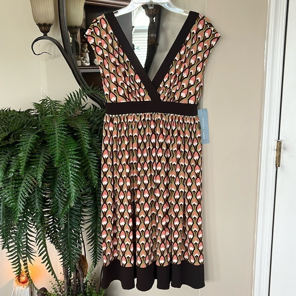 NWT London Times Brown Coral Geometric V-Neck Stretch Knit Sleeveless Dress
